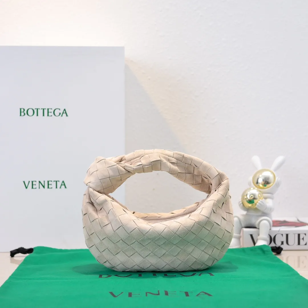 Batch 1120 B's new model 🔥 Jodie (suede) clutch bag. She will be hungry when she sees it. The designer's unique design inspiration is full of fun. It is made of imported suede inside and outside, with a soft shape. It is matched with new elements of kink to give people an unforgettable impression. Not only can it be concave, but it can also be used in daily use in a small capacity. It is unique and has a noble and elegant temperament. Carry it at the forefront of the trend. Size 23*28*8cm Model: 6699-1